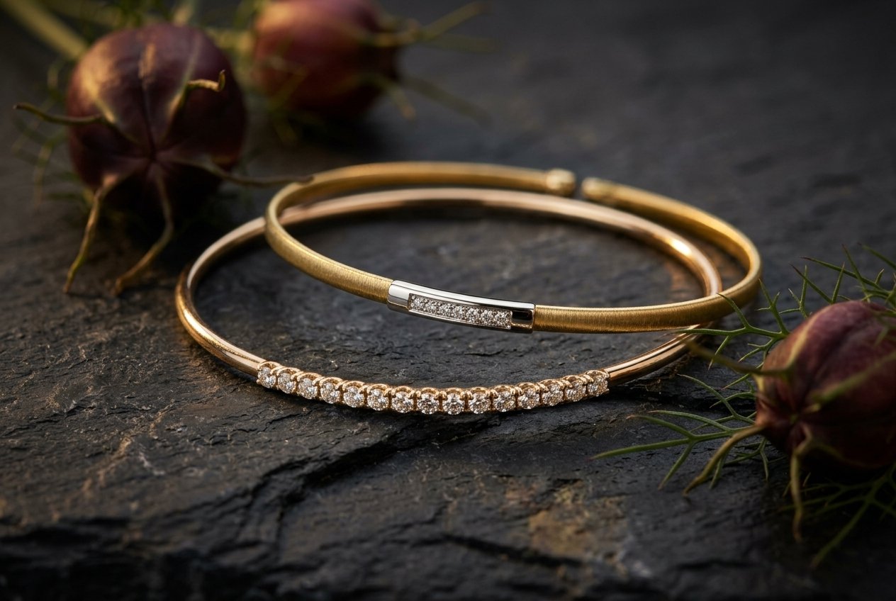 Satinierter Gelbgold-Armreif mit Diamanten und polierter Goldarmreif – Bruneck